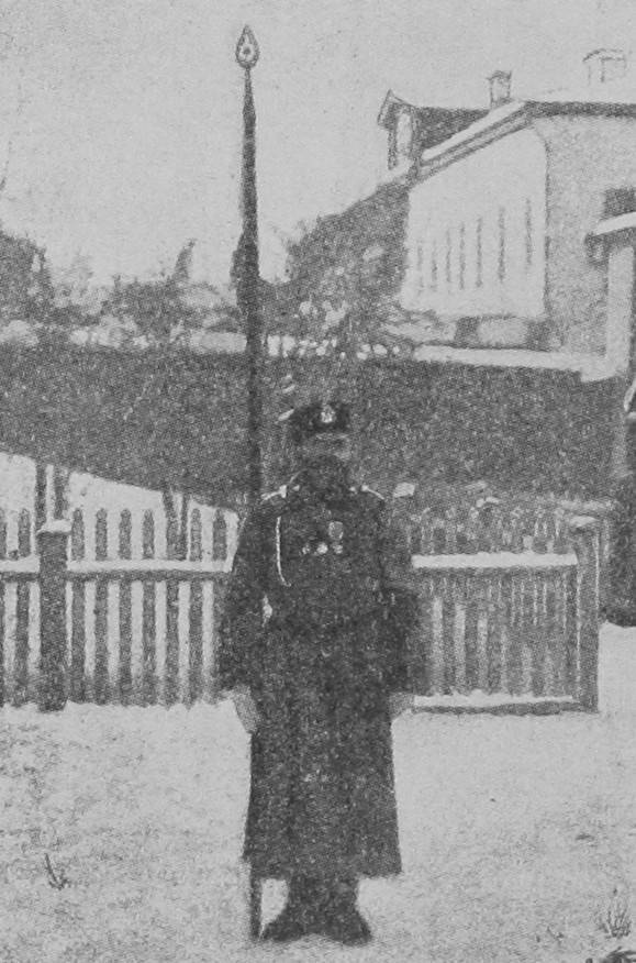 Фельдфебель со старымъ Георгіевскимъ знаменемъ гренадерскаго сапернаго батальона (1897 г.).